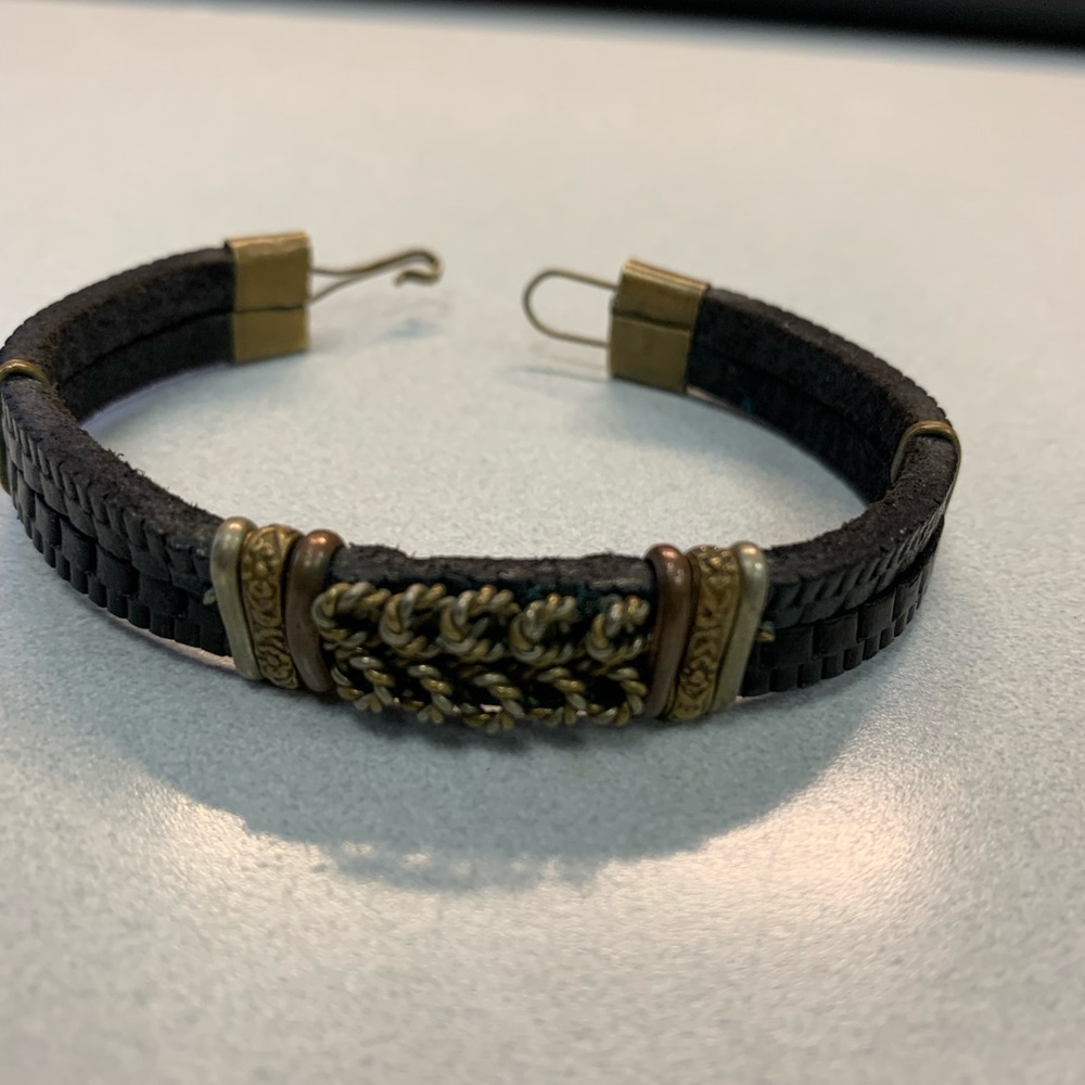 Men’s leather bracelet with gold design